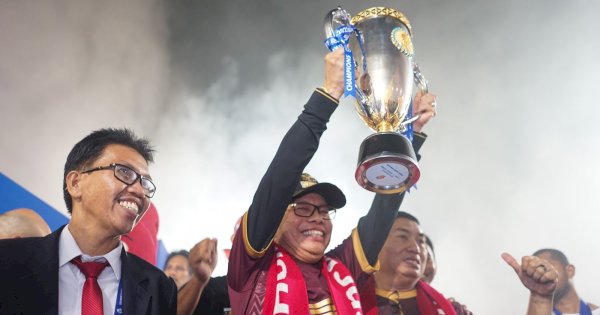 Angkat Piala Juara Liga 1, Taufan Pawe Konvoi Kemenagan Bersama PSM Makassar