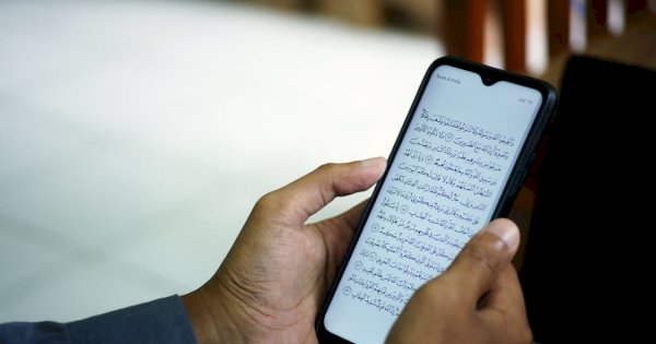 Bolehkah Baca Al Quran Melalui HP? Ini Penjelasan Ustadz Abdul Somad