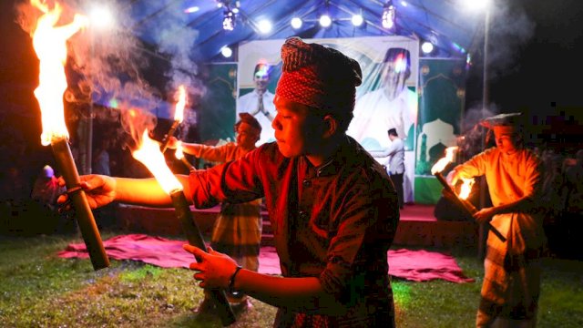 Sukarelawan Santri Dukung Ganjar (SDG) Sulawesi Selatan (Sulsel) menggelar Gema Takbir dan Festival Bedug di Lapangan Bontolangkasa, Kecamatan Bontonompo, Kabupaten Gowa, Rabu malam (19/4/2023). 