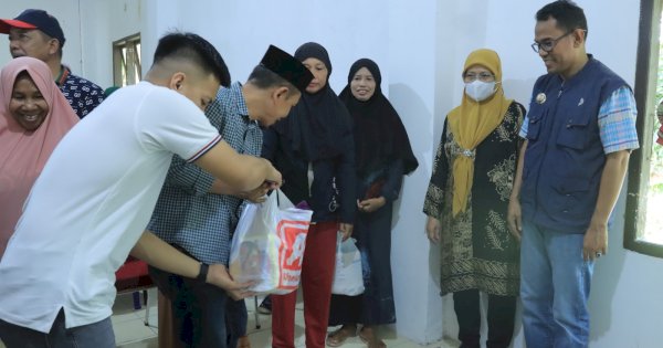 Pj Bupati dan PKK Takalar Bagi Paket Berkah Ramadhan untuk Warga Kurang Mampu Ekstrem