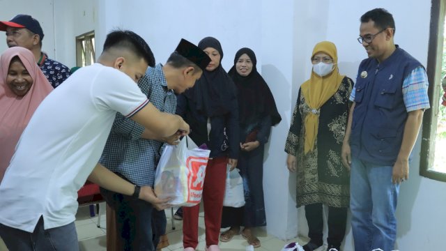 Pj Bupati dan PKK Takalar Bagi Paket Berkah Ramadhan untuk Warga Kurang Mampu Ekstrem