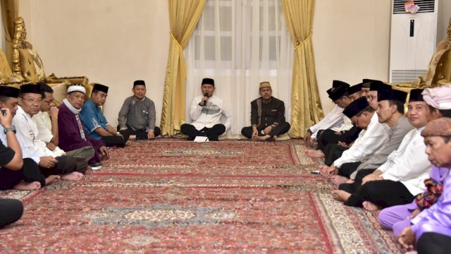 Penjabat Gubernur Hamka Hendra Noer memeberikan sambutan pada Pelaksanaan adat Tonggeyamo di rumah jabatan Gubernur, Kamis (20/4/2023). 