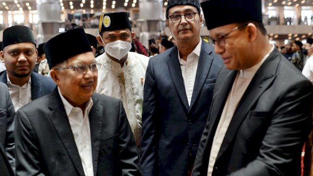 Mantan Presiden RI ke 10 dan 12, Jusuf Kalla bersama Mantan Gubernur DKI Jakarta, Anies Baswedan usai melaksanakan salat id di Masjid Istiqlal, Jakarta, Sabtu (22/4/2023).