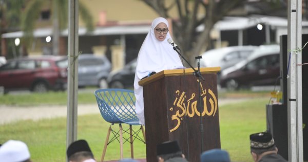 Jelang Tahun Politik, Bupati Indah Ingatkan Jaga Persatuan di Sela Salat Id