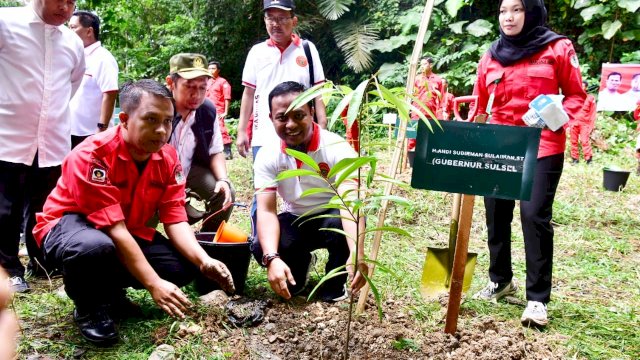 Gubernur Sulawesi Selatan (Sulsel) Andi Sudirman Sulaiman bersama Ketua Umum IKA (Menteri Pertanian RI 2014-2019), Andi Amran Sulaiman, Rektor Unhas, Prof. Jamaluddin Jompa dan Bupati Maros, Andi Syafril Chaidir Syam saat menanam bibit pohon endemik eboni (kayu hitam) dalam kegiatan Halalbihalal IKA Unhas di Taman Wisata Alam Bantimurung, Kabupaten Maros, Kamis (27/4/2023). 