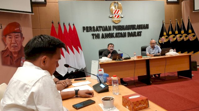 Caption : Ketua Pengprov Pertina Sulsel Harpen Reza Ali didampingi Ketua Panitia Pelaksana Babak Kualifikasi Pra PON XXI Cabor Tinju memaparkan kesiapan Sulsel sebagai tuan rumah di hadapan Ketua Umum Pengurus Pusat Pertina Mayjen (P) Komaruddin Simanjuntak di ruang rapat Persatuan Purnawiraan Angkatan Darat (PPAD) Jl. Matraman, Jakarta Pusat, Kamis (27/4/2023).