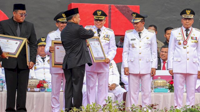 Menteri Dalam Negeri Muhammad Tito Karnavian menyerahkan penghargaan EPPD Tahun 2022 ke Wali Kota Parepare Taufan Pawe dalam upacara Peringatan Hari Otonomi Daerah, di Anjungan Pantai Losari, Sabtu (29/4/2023).