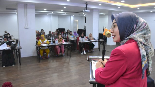 Anggota DPRD Kota Makassar, Budi Hastuti saat menggelar Sosialisasi penyebarluasan Perda nomor 1 tahun 2016 tentang Pengelolaan Air Limbah Domestik, di Hotel Royal Bay Makassar, Jl Sultan Hasanuddin, Sabtu (29/4/2023).