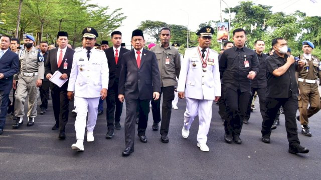 Gubernur Sulsel, Andi Sudirman Sulaiman saat mendatangi Menteri Dalam Negeri, Tito Karnavian dalam agenda Hari Otonomi Daerah yang dipusatkan di Pantai Losari, Makassar, Sabtu (29/4/2023).