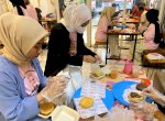 Srikandi Ganjar Sulsel Gandeng Perempuan Millenial di Gowa, Ajarkan Hias Korean Cake