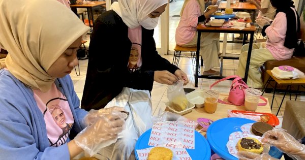 Srikandi Ganjar Sulsel Gandeng Perempuan Millenial di Gowa, Ajarkan Hias Korean Cake