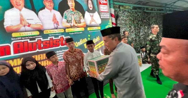 Gebyar Ramadan, Danny Pomanto Dampingi Pangdam XIV Hasanuddin Bagi-Bagi Sembako ke Anak Yatim Piatu