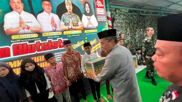 Gebyar Ramadan, Danny Pomanto Dampingi Pangdam XIV Hasanuddin Bagi-Bagi Sembako ke Anak Yatim Piatu