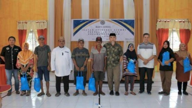 Ikatan Keluarga Alumni Pendidikan Tinggi Kepamongprajaan (IKAPTK) Provinsi Gorontalo dan Kabupaten Pohuwato berbagi bersama warga yang digelar di Desa Botubilotahu, Kecamatan Marisa, Kab. Pohuwato, Sabtu (1/4/2023).