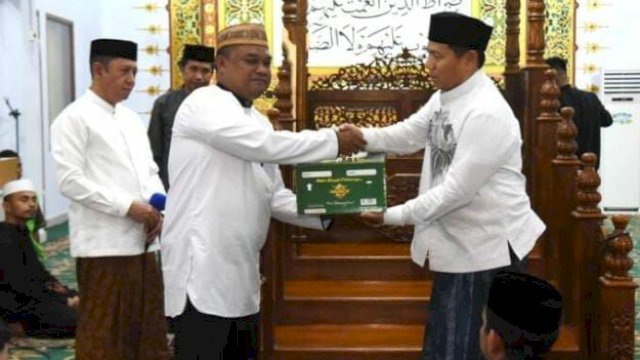 Penjagub Gorontalo Hamka Hendra Noer menyerahkan bantuan kepada takmir Masjid Agung Baiturrahim pada shalat Tarawih berjamaah, Sabtu (1/4/2023).