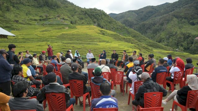 Jelang visitasi dan asesmen lapang Anugerah Desa Wisata Indonesia 2023, Bupati Luwu Utara, Indah Putri Indriani melakukan peninjauan lokus sekaligus rapat bersama, di Dusun Salurante, Kecamatan Rongkong (2/4/2023). 