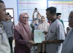 Bupati Indah Serahkan Sertifikat 65 Bidang Tanah Hak Pembudidaya Ikan ke Masyarakat