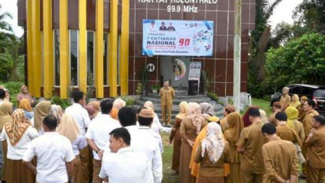 Suasana apel pagi dalam rangka memperingati Hari Penyiaran Nasional (Harsiarnas) ke 90 di halaman Kantor Radio Rakyat Hulondalo, Senin (03/04/2023). Apel dipimpin langsung oleh kepala Dinas Kominfo dan Statistik Rifli Katili.