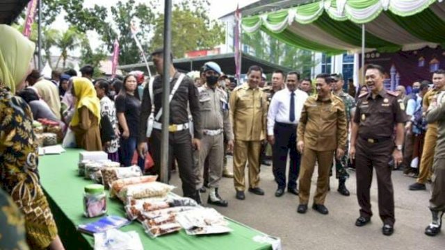 Penjabat Sekretaris Daerah Syukri Botutihe (kedua kanan) bersama Kepala Kejaksaan Tinggi (Kajati) Gorontalo P. Joko Irianto meninjau stan jajaran Ikatan Adhyaksa Dharmakarini (IAD) yang menjual kue kering lebaran pada pasar murah Ramadhan yang berlangsung di halaman kantor Kejati Gorontalo , Senin (3/4/2023). Pasar murah bekerja sama dengan pemprov itu menyediakan 2.000 voucher bagi warga yang datang berbelanja.