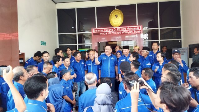 Puluhan kader Demokrat se-Sulsel menggeruduk Kantor Pengadilan Tinggi Tata Usaha Negara (PT TUN) Makassar, di Jalan AP Pettarani, pada Rabu (5/4/2023).