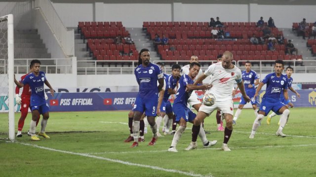 Bintang PSM Makassar, Wiljan Pluim saat dikepung pemain PSIS Semarang dalam duel pekan 33 Liga 1 2022-2023 di Stadion Jatidiri, Semarang, Kamis (6/4/2023). (foto: Official PSM Makassar)