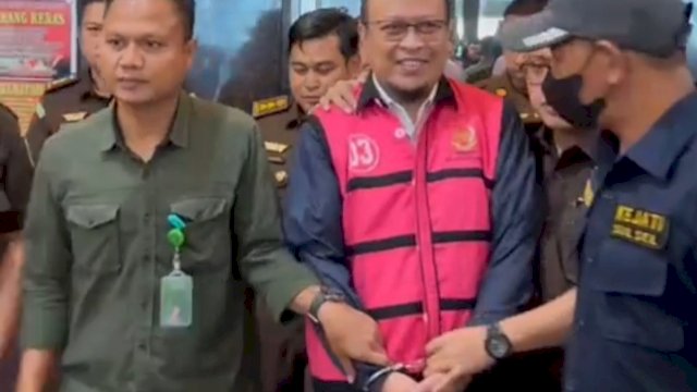 Tim penyidik Kejati Sulsel saat membawa Haris Yasin Limpo turun dari ruang penyelidikan dan tangannya diborgol lantaran ditetapkan sebagai tersangka kasus PDAM Makassar.