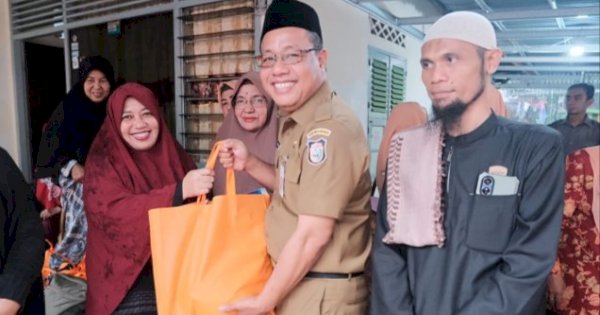 Sekretaris DPRD Serahkan Bantuan ke Warga Kecamatan Makassar