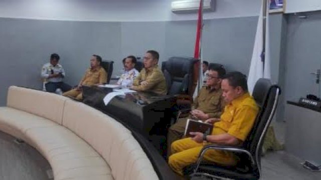 Penjabat Gubernur Hamka Hendra Noer, saat menggelar rapat secara virtual bersama Menteri Perhubungan (Menhub) Budi Karya Sumadi, dari ruang Command Centre Kantor Gubernuran, Selasa (11/4/2023).