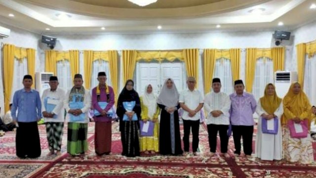 Peserta khatam Qur’an foto bersama Penjabat Gubernur Hamka Hendra Noer bersama istri drg. Gamaria Purnamawati Monoarfa di Rumah Jabatan Wakil Gubernur, Selasa (11/4/2023).