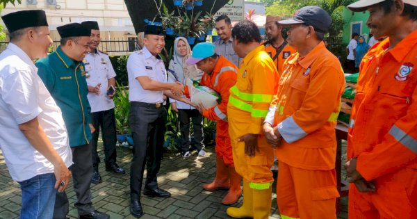 216 Petugas Kebersihan Tallo Dapat Bantuan dari Baznas Kota Makassar