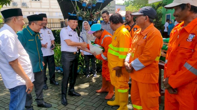 216 Petugas Kebersihan Tallo Dapat Bantuan dari Baznas Kota Makassar