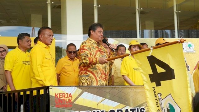 Ketua Umum Partai Golkar Airlangga Hartarto melepas ratusan pemudik lewat prgram Mudik Gratis Bareng Golkar di Kantor DPP Golkar, Jakarta Barat, Rabu (12/4/2024). Golkar memberikan paket sembako dan uang saku kepada para pemudik.