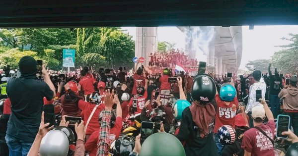 Ribuan Suporter Sambut Kedatangan Tim PSM di Fly Over Makassar