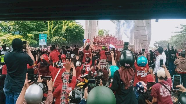 Ribuan Suporter Sambut Kedatangan Tim PSM di Fly Over Makassar