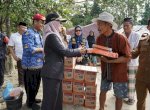 Bupati Indah Serahkan Bantuan ke Warga Terdampak Angin Kencang