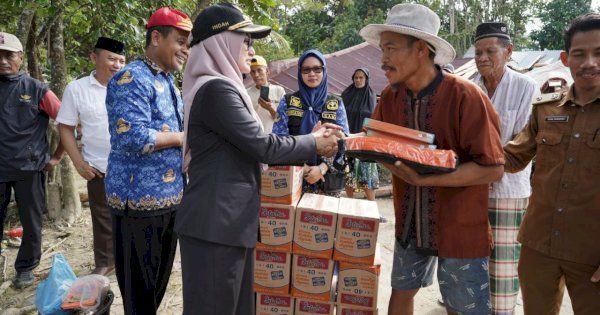 Bupati Indah Serahkan Bantuan ke Warga Terdampak Angin Kencang