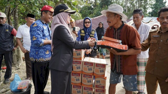 Bupati Kabupaten Luwu Utara, Indah Putri Indriani mengunjungi langsung warga terdampak bencana angin kencang di Desa Tarobok, Kecamatan Baebunta dan Desa Lara, Kecamatan Baebunta Selatan, Senin (17/04/2023).