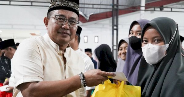 Muhammad Fauzi Buka Puasa Bersama Masyarakat Lutra, Bagi Ribuan Paket Sembako dan Buku