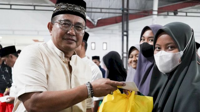 Muhammad Fauzi Buka Puasa Bersama Masyarakat Lutra, Bagi Ribuan Paket Sembako dan Buku