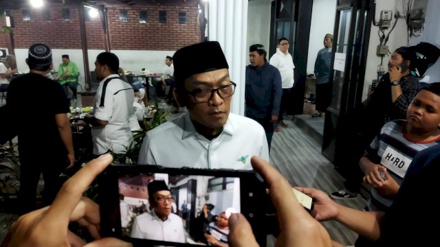 Ketua PKB Makassar Fauzi Andi Wawo diwawancarai awak media usai meresmikan Kantor PKB Makassar, di Jalan Hertasning, pada Rabu (19/4/2023).