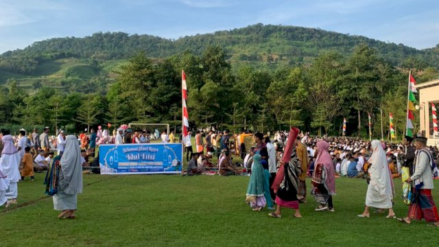 Warga Pattalassang, Kabupaten Gowa, Sulsel telah melaksanakan sholat Ied hari raya Idulfitri di salah satu lapangan di Desa Pallantikang, Jumat (21/4/2023).