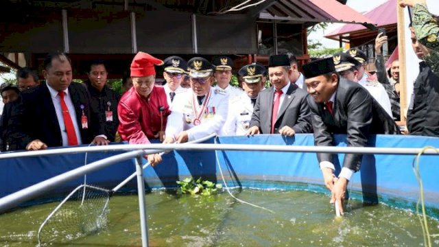 Mendagri Tito Karnavian saat diajak Wali Kota Makassar Moh Ramdhan Pomanto mengunjungi lorong wisata. 