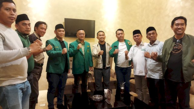 Arfah Yusuf resmi hengkang ke PPP. Arfah yang sebelumnya menjabat Bendahara DPD NasDem Makassar itu dipakaikan jaket partai kebesaran PPP oleh Ketua DPW PPP Sulsel, Imam Fauzan, di Hotel Claro, pada Ahad (30/4/2023) malam.