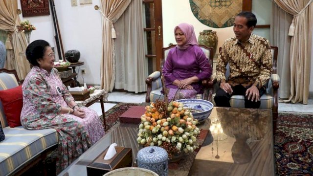 Presiden Jokowi Widodo dan Ibu Negara Iriana berkunjung ke kediaman Ketua Umum PDIP, Megawati Soekarnoputri, di Jalan Teuku Umar, Menteng, Jakarta Pusat, pada Kamis (27/4/2023). (Istimewa)