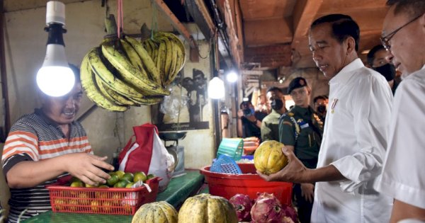 Presiden Jokowi Tinjau Pasar Bareng Mendag Jelang Idulfitri 2023