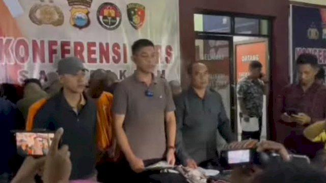 Kasat Reskrim Polres Gowa AKP Bachtiar (kiri kedua) saat press release kasus tersebut di Halaman Mako Polres Gowa, Selasa malam (4/4/2023).