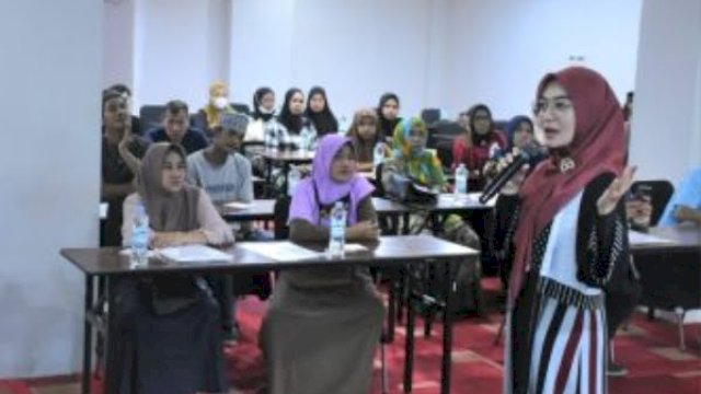 Anggota DPRD Kota Makassar, Budi Hastuti saat menggelar Sosialisasi Peraturan Daerah (Perda) nomor 5 tahun 2018 tentang Perlindungan Anak, di Hotel Royal Bay Makassar, Rabu (5/4/2023).