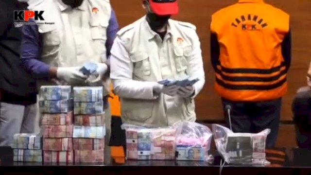 KPK memamerkan uang sitaan Rp 26,1 M dari tangan Bupati Meranti yang terkena OTT. (sumber: YouTube KPK)