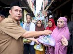 Dinas Kominfo Makassar Bagi-Bagi Paket Sembako di Dua Kelurahan