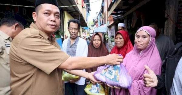 Dinas Kominfo Makassar Bagi-Bagi Paket Sembako di Dua Kelurahan